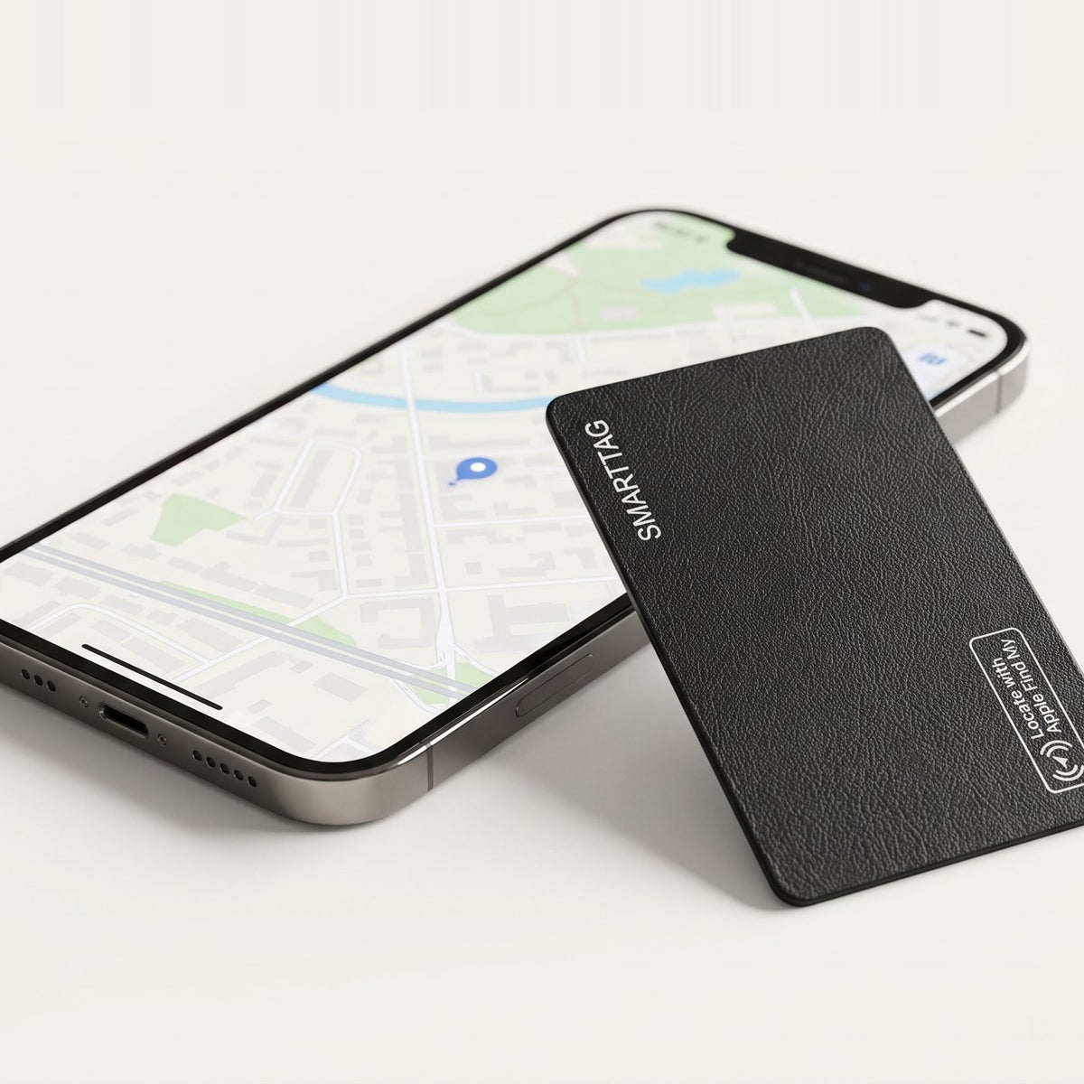 slyo Tracking-Karte in Schwarz neben iPhone