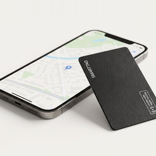 slyo Tracking-Karte in Schwarz neben iPhone